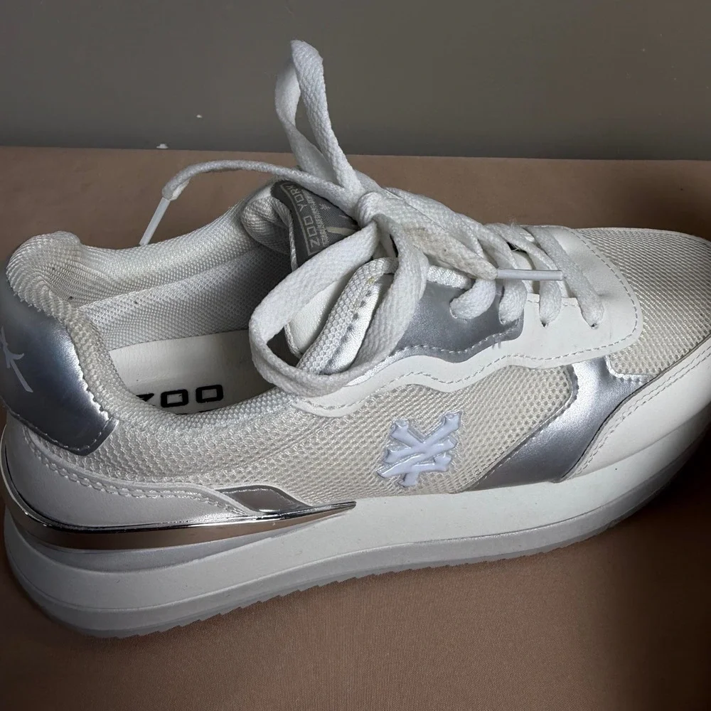 Zoo York Star White Metallic Silver Platform Sneakers Womens Size 9 NYC Low Top